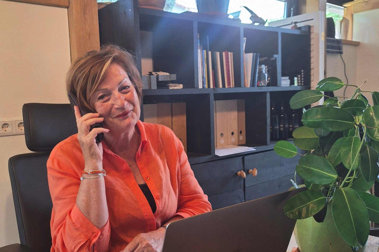 Jolande aan de telefoon Zwolle65plus Gert Sturre in zijn kantoor Werk voor 65-plussers