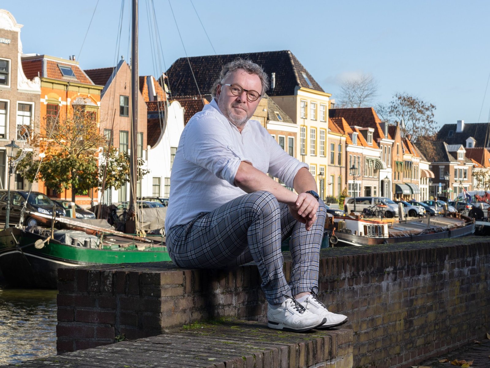 henry op muur Gert Sturre op het kantoor van Veluwe65plus uitzendbureau